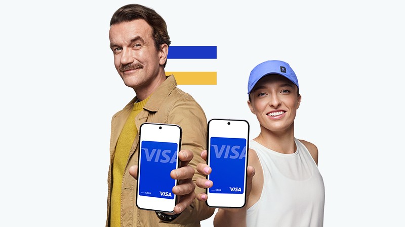 iga swiatek and man holding mobiles