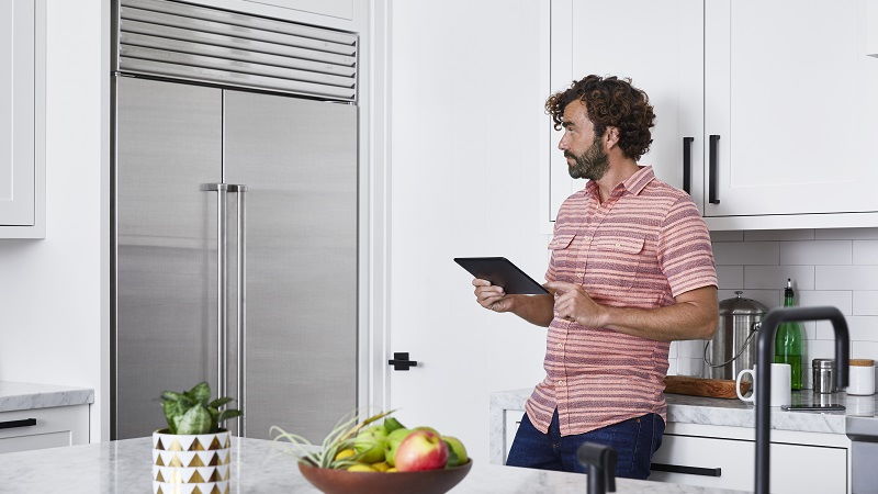 ecommerce-at-home-man-with-tablet-blog-poland-hero-800x450